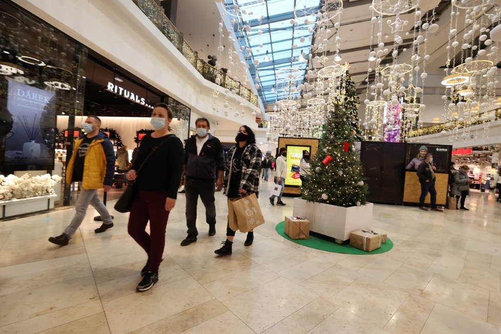 Češi poslední víkend před Štědrým dnem zaplnili obchodní centra (19.12. 2020).