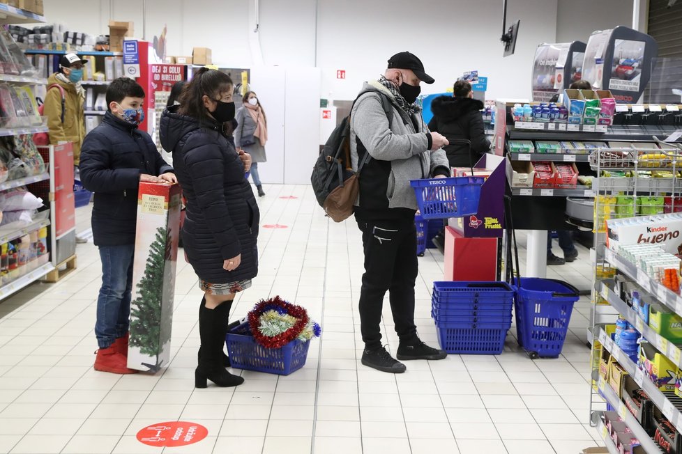 Češi poslední víkend před Štědrým dnem zaplnili obchodní centra (19.12. 2020)