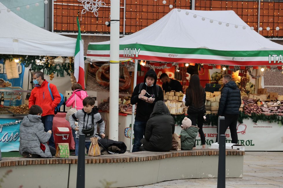 Češi poslední víkend před Štědrým dnem zaplnili obchodní centra (19. 12. 2020).