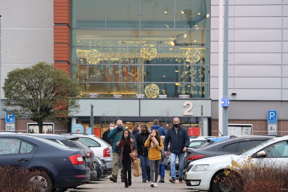 Češi poslední víkend před Štědrým dnem zaplnili obchodní centra (19.12. 2020)