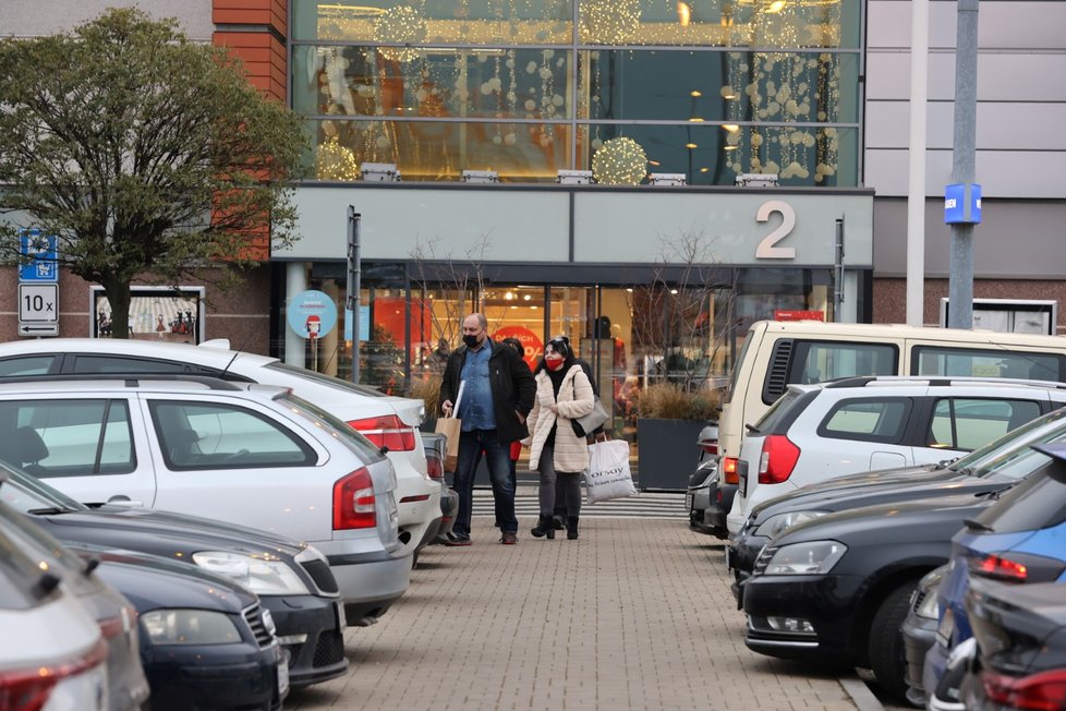 Češi poslední víkend před Štědrým dnem zaplnili obchodní centra (19.12. 2020)