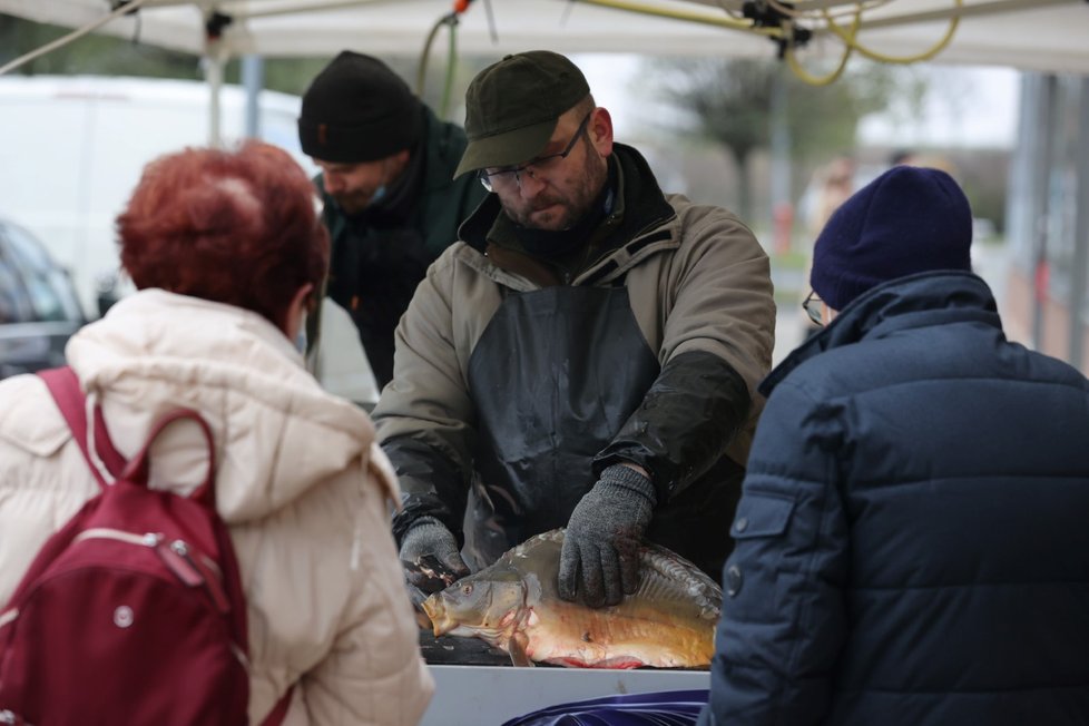 Češi poslední víkend před Štědrým dnem zaplnili obchodní centra (19. 12. 2020).