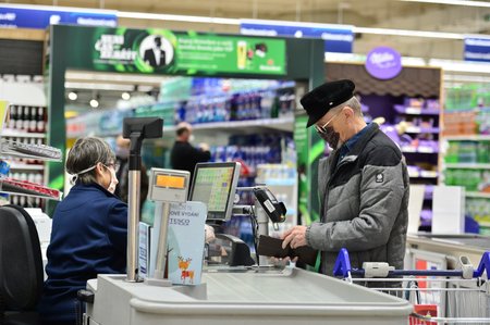 Senioři vyrážejí na nákupy v hodiny, které stanovila vláda (19. 3. 2020).