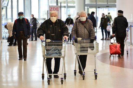 Senioři vyrážejí na nákupy v hodiny, které stanovila vláda (19. 3. 2020).