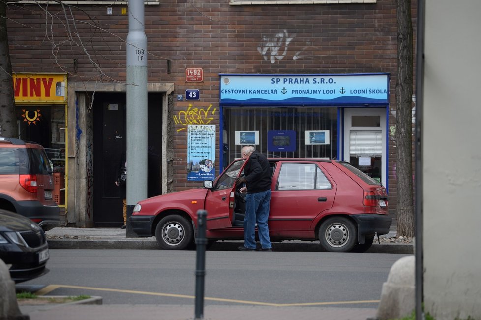 Senioři vyrážejí na nákupy v hodiny, které stanovila vláda, tedy od 10 do 12 (19. 3. 2020)