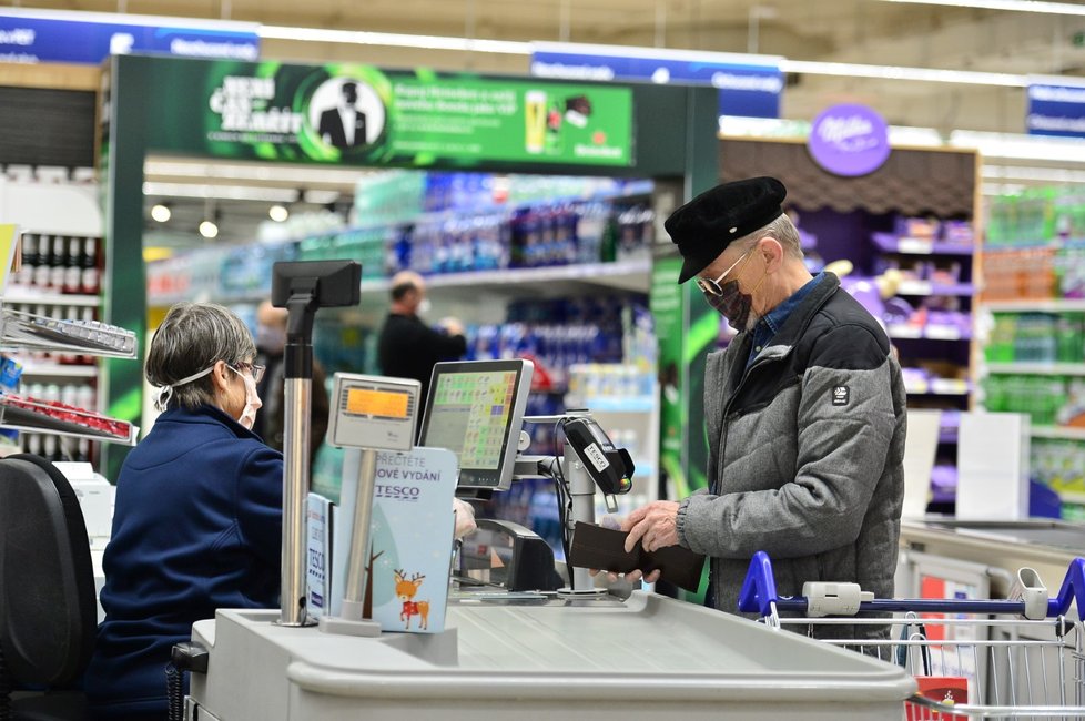 Senioři vyrážejí na nákupy v hodiny, které stanovila vláda (19. 3. 2020).