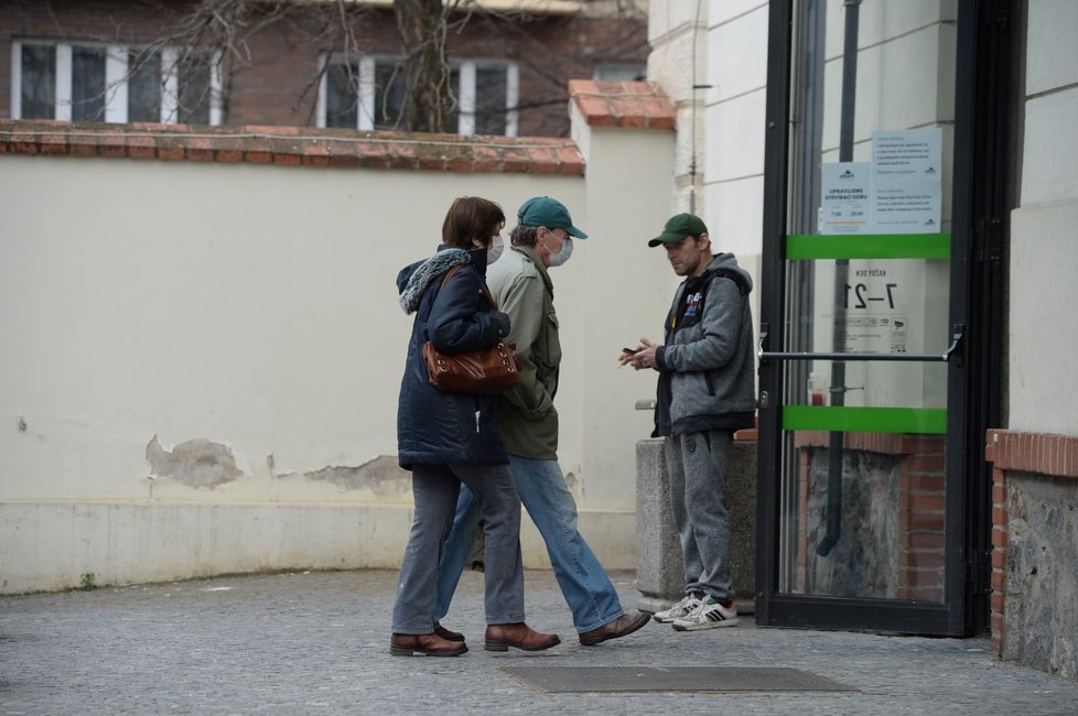 Senioři vyrážejí na nákupy v hodiny, které stanovila vláda, tedy od 10 do 12.