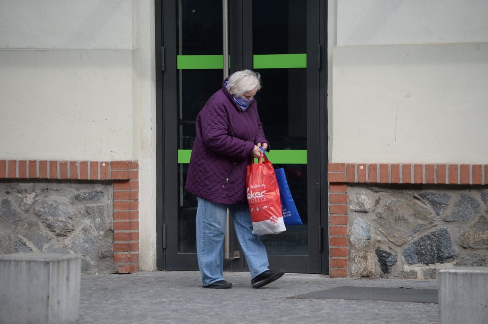 Senioři vyrážejí na nákupy v hodiny, které stanovila vláda, tedy od 10 do 12. (19. 3. 2020)