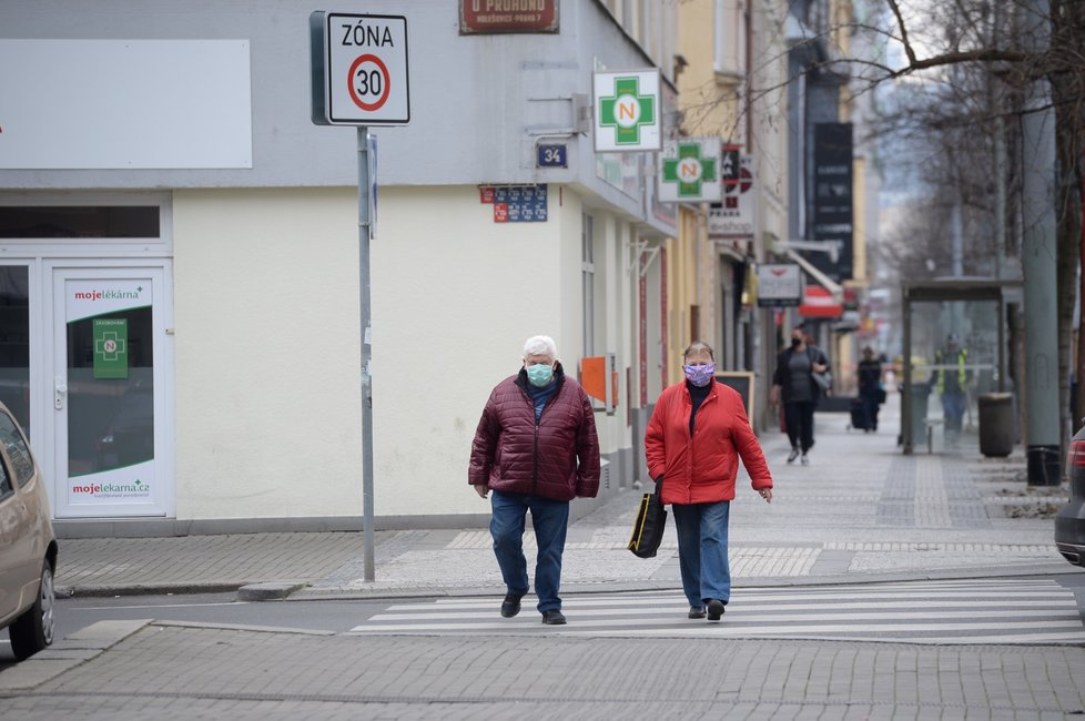 Senioři vyrážejí na nákupy v hodiny, které stanovila vláda, tedy od 10 do 12 (19. 3. 2020).