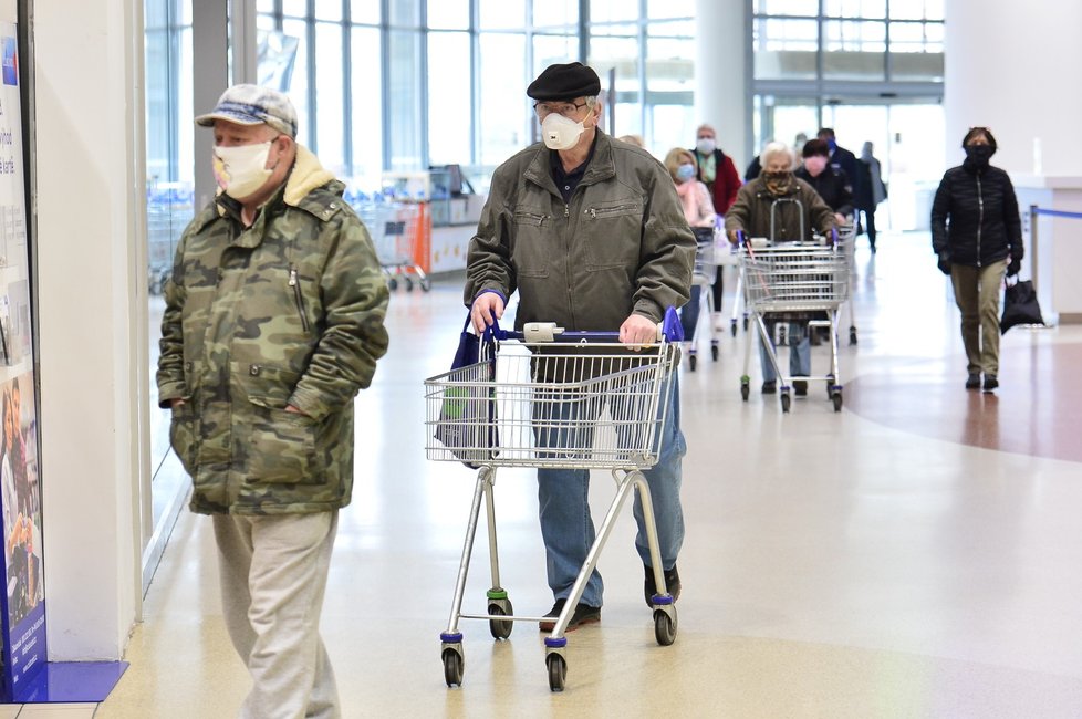 Senioři vyrážejí na nákupy v hodiny, které stanovila vláda, tedy od 10 do 12 (19. 3. 2020)