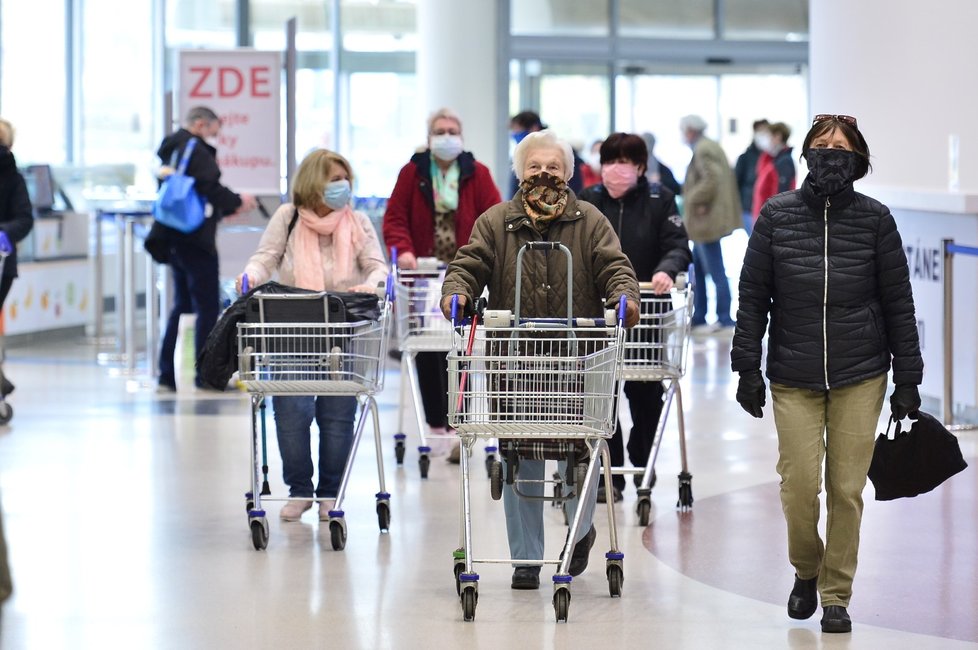 Senioři vyrážejí na nákupy v hodiny, které stanovila vláda, tedy od 10 do 12. (19. 3. 2020)