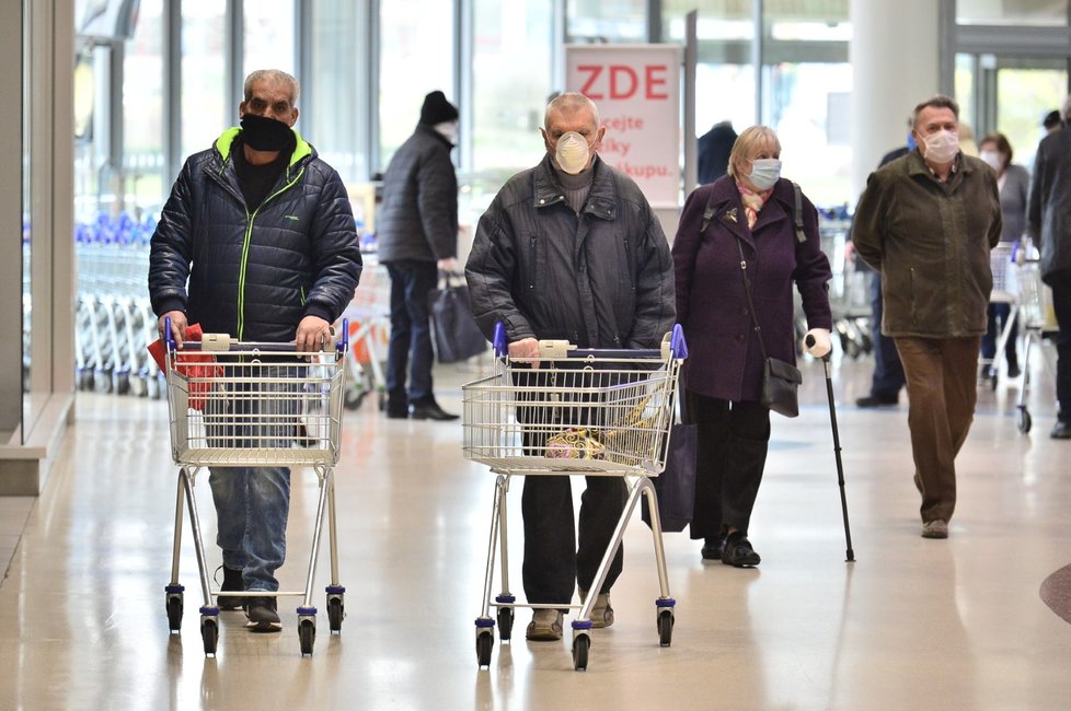 Senioři vyrážejí na nákupy v hodiny, které stanovila vláda, tedy od 10 do 12 (19. 3. 2020).