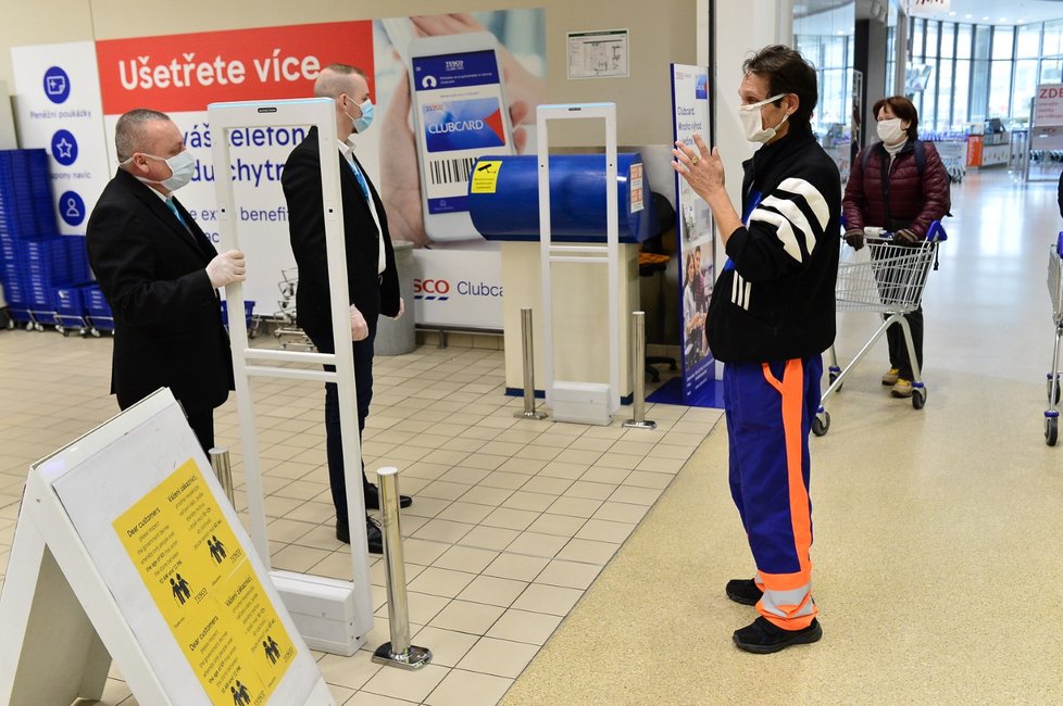 Senioři vyrážejí na nákupy v hodiny, které stanovila vláda, tedy od 10 do 12 (19. 3. 2020)