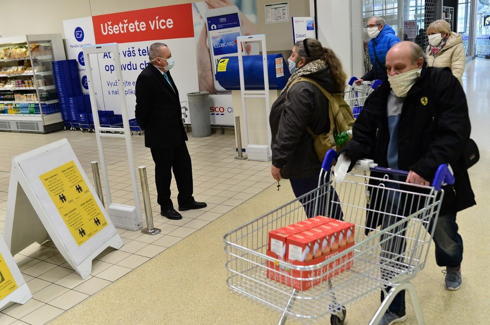 Senioři vyrážejí na nákupy v hodiny, které stanovila vláda, tedy od 10 do 12 (19. 3. 2020).