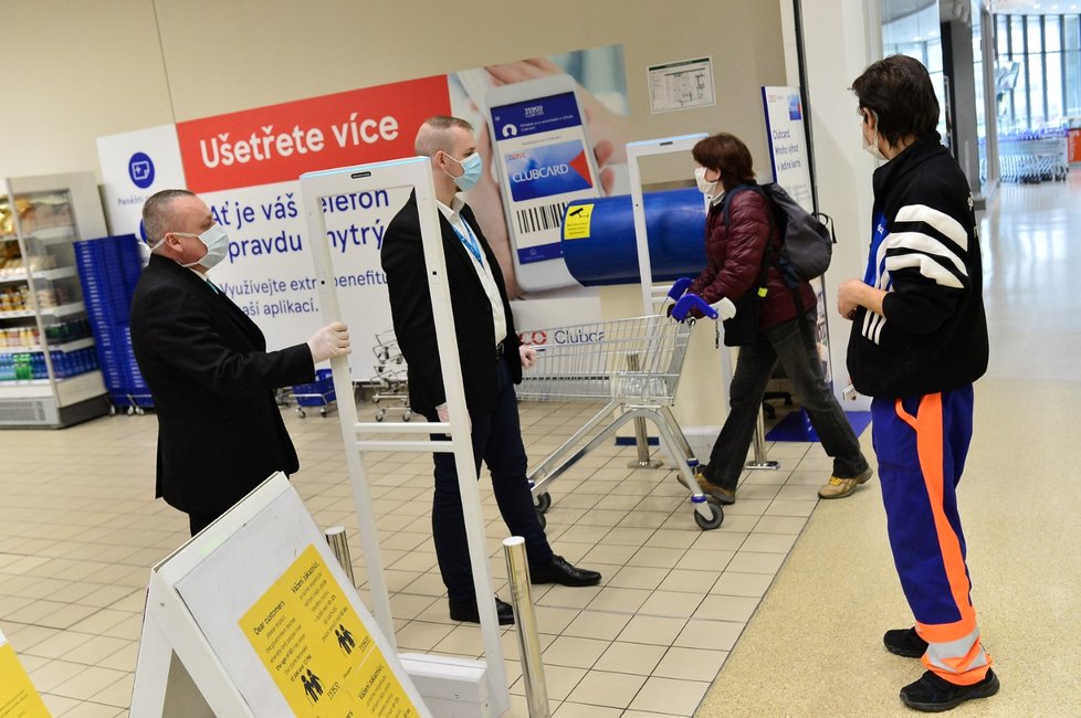 Senioři vyrážejí na nákupy v hodiny, které stanovila vláda, tedy od 10 do 12 (19. 3. 2020)