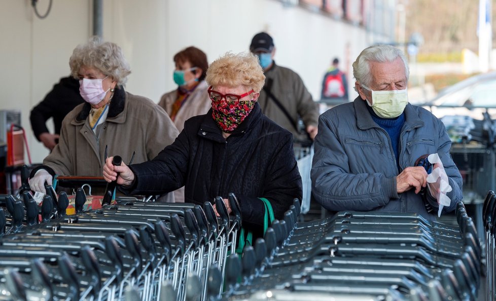 Senioři vyrážejí na nákupy v hodiny, které stanovila vláda, tedy od 10 do 12. (19. 3. 2020)