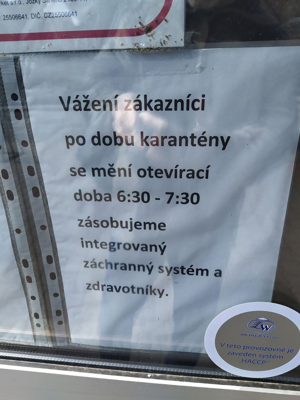 Cedule, která upozorňuje, že v době od 6.30 do 7.30 hodin mohou v obchodě nakupovat jen lékaři, zdravotní sestry a záchranáři.