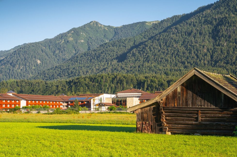 Koronavirus v bavorském městu prý rozšířil Američan zaměstnaný v resortu Edelweiss Lodge.