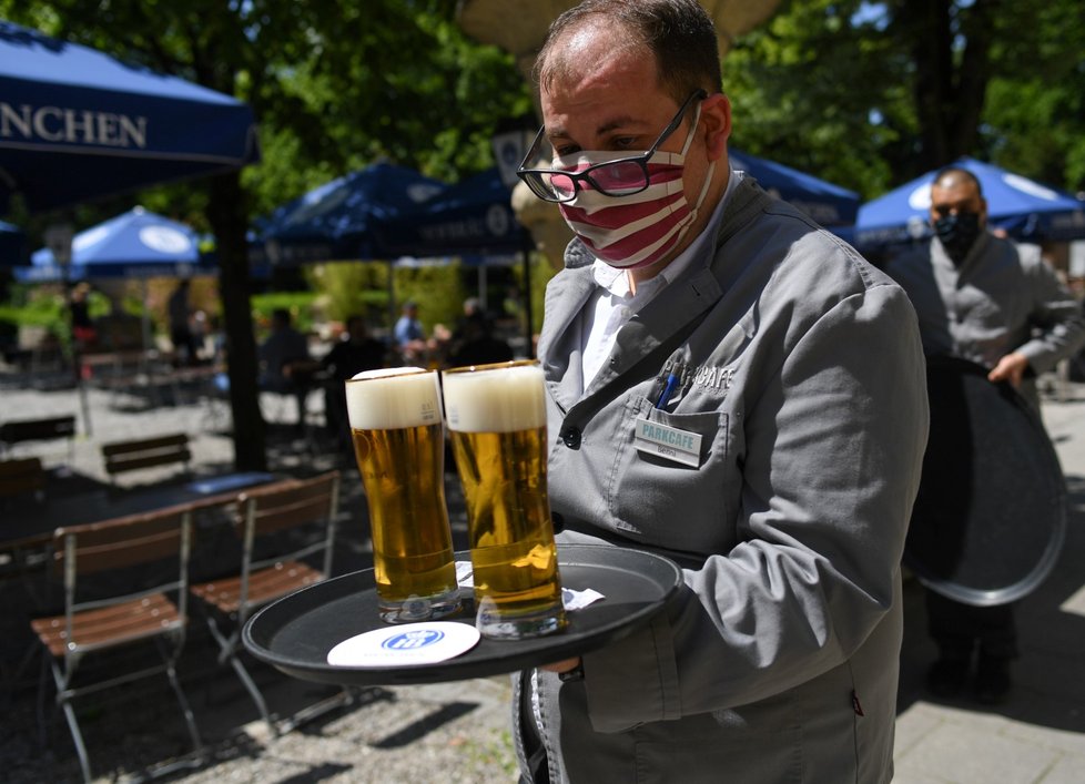 Obyvatelé Bavorska si užívají slunečného počasí v hospodách i navzdory pandemii.