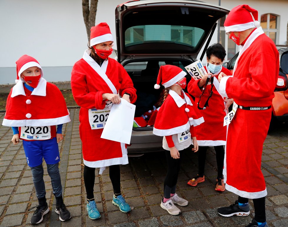 Koronavirus v Německu: Běh Santa Clausů v Michendorfu.