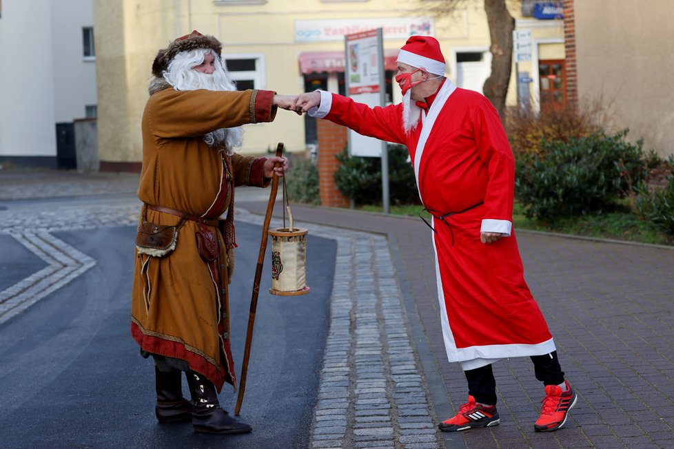 Koronavirus v Německu: Běh Santa Clausů v Michendorfu