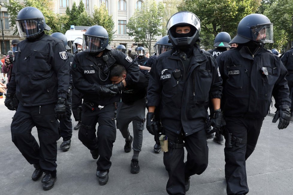 Policie rozpustila demonstraci odpůrců protikoronavirových opatření v Berlíně a zadržela zhruba 300 lidí.