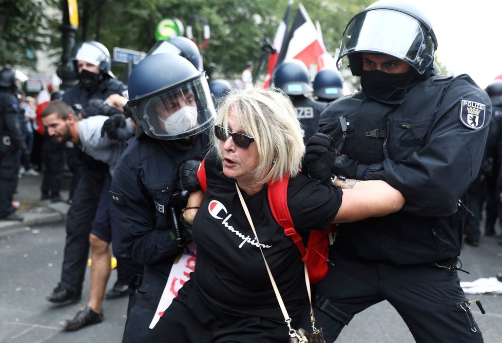 Policie rozpustila demonstraci odpůrců protikoronavirových opatření v Berlíně a zadržela zhruba 300 lidí.