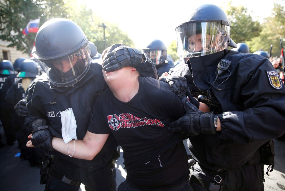 Policie rozpustila demonstraci odpůrců protikoronavirových opatření v Berlíně a zadržela zhruba 300 lidí.