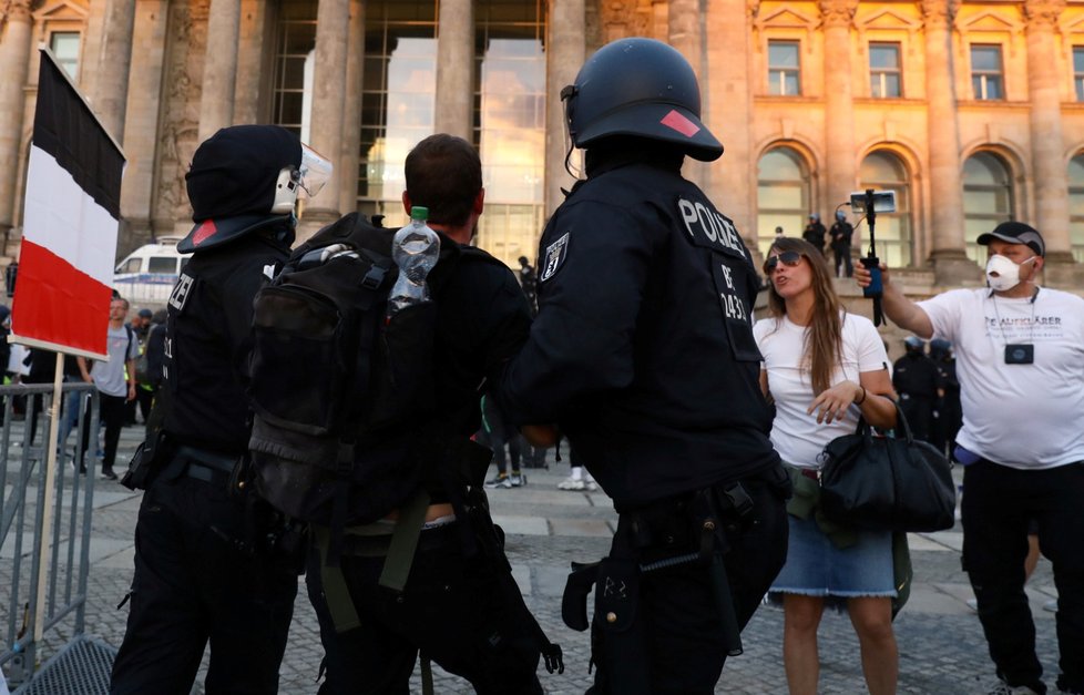 Policie rozpustila demonstraci odpůrců protikoronavirových opatření v Berlíně a zadržela zhruba 300 lidí.