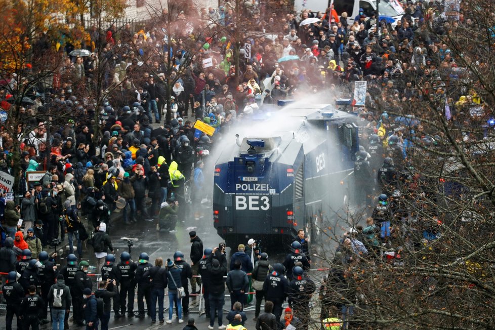Policie zasáhla proti demonstrantům v Berlíně.