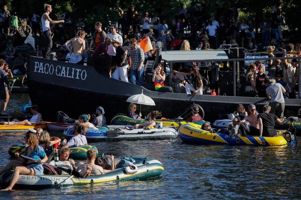 Koronaviru navzdory: Policie v Berlíně rozháněla obří party na člunech (31. 5. 2020)