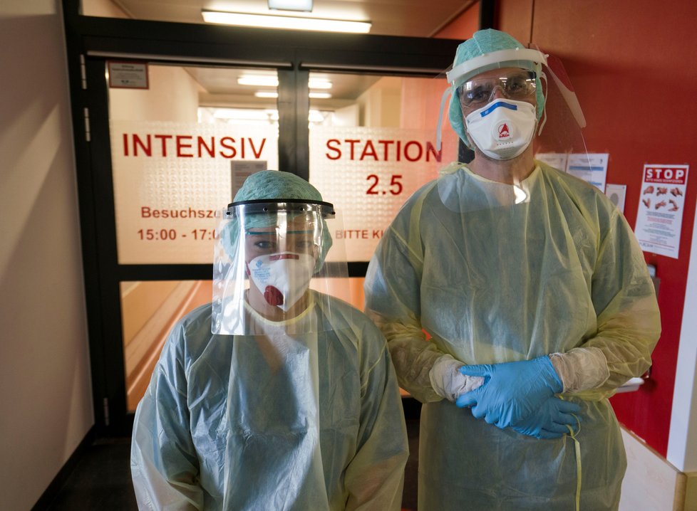 Koronavirus v Německu, sestry v ochranných oděvech před jednotkou intenzivní péče