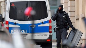 Policie v Drážďanech prohledala několik objektů, převážně bytů, kvůli pohrůžkám smrtí adresovaným na šifrované komunikační aplikaci Telegram saskému premiérovi Michaelu Kretschmerovi.