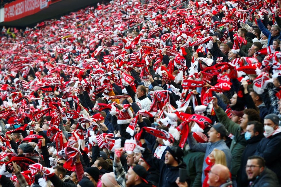 Plné tribuny na německých stadionech.