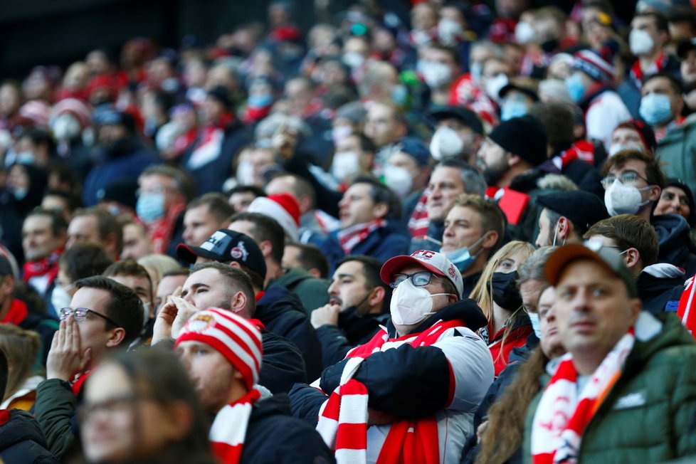 Plné tribuny na německých stadionech.