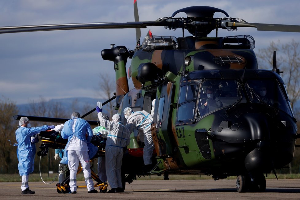 Francie přesouvá část pacientů ve vážném stavu do nemocnic v Německu a Švýcarsku. (30. 3. 2020)