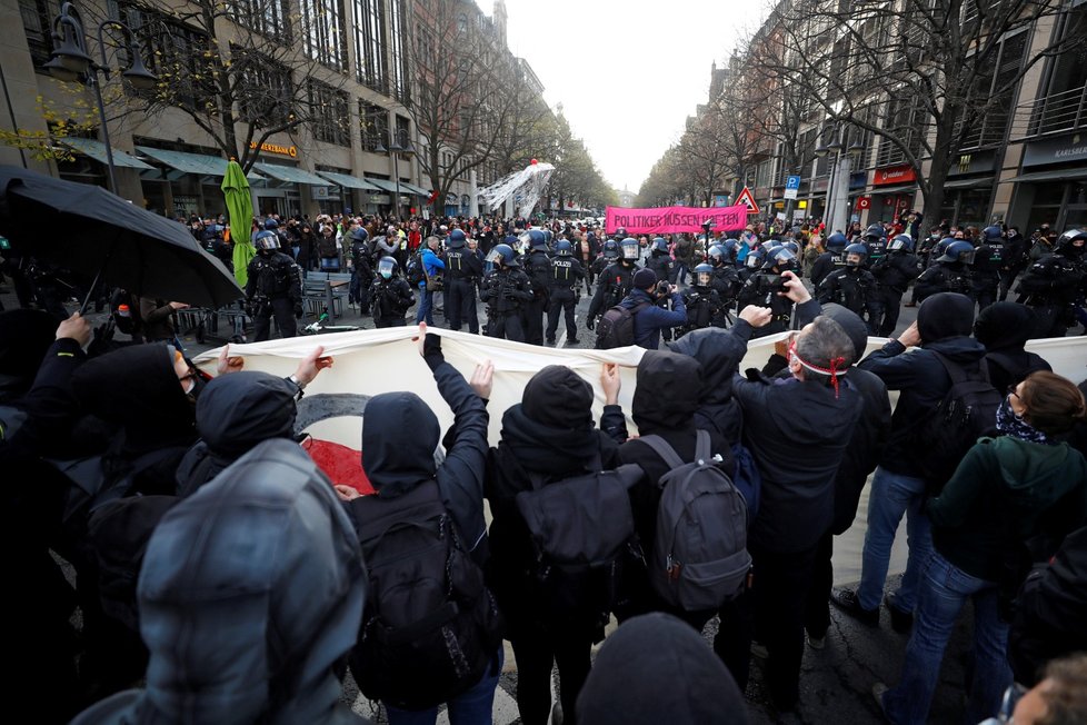 Koronavirus v Německu: Ve Frankfurtu se konaly velké demonstrace proti vládním opatřením (14.11.2020)