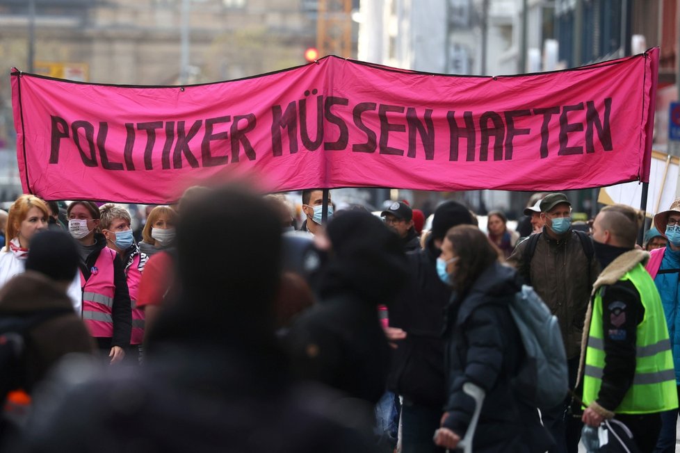 Koronavirus v Německu: Ve Frankfurtu se konaly velké demonstrace proti vládním opatřením (14.11.2020)