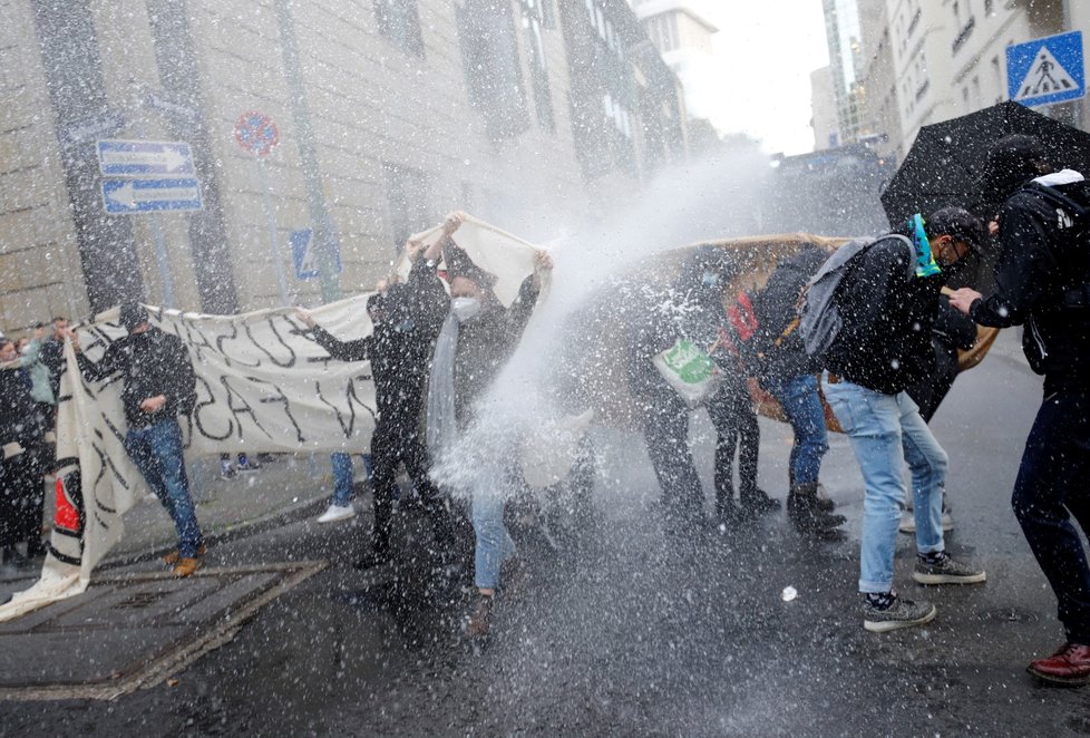 Koronavirus v Německu: Ve Frankfurtu se konaly velké demonstrace proti vládním opatřením (14.11.2020)