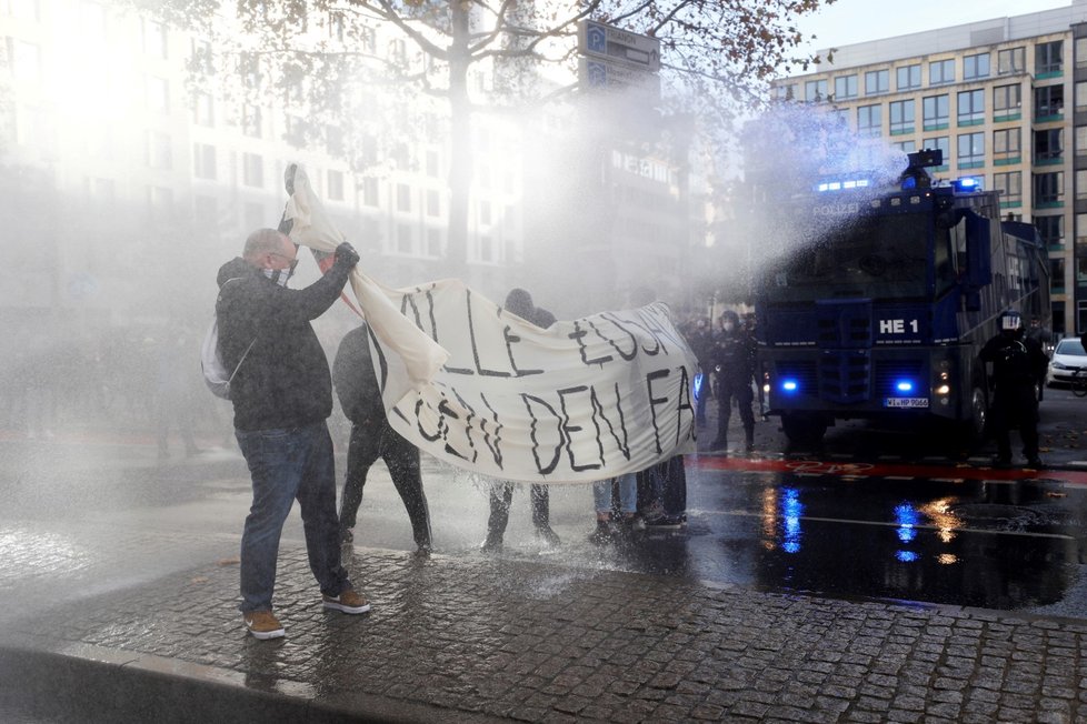 Koronavirus v Německu: Ve Frankfurtu se konaly velké demonstrace proti vládním opatřením (14.11.2020)