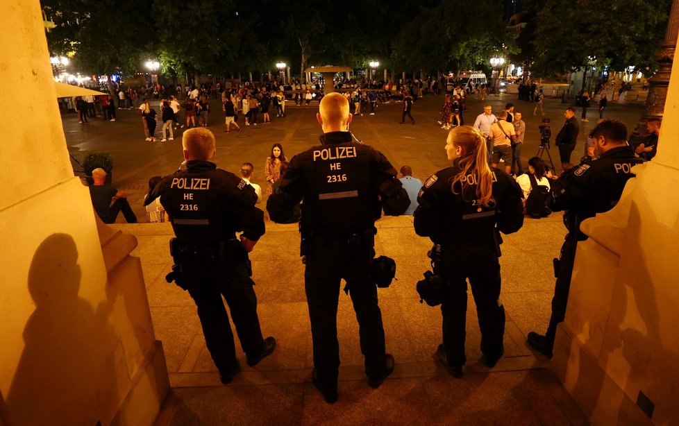 Koronavirus ve Frankfurtu: Ozbrojenci dozorují u místní opery na párty, aby se nezvrhla a nedocházelo při ní k porušování bezpečnostních opatření (25. 7. 2020).