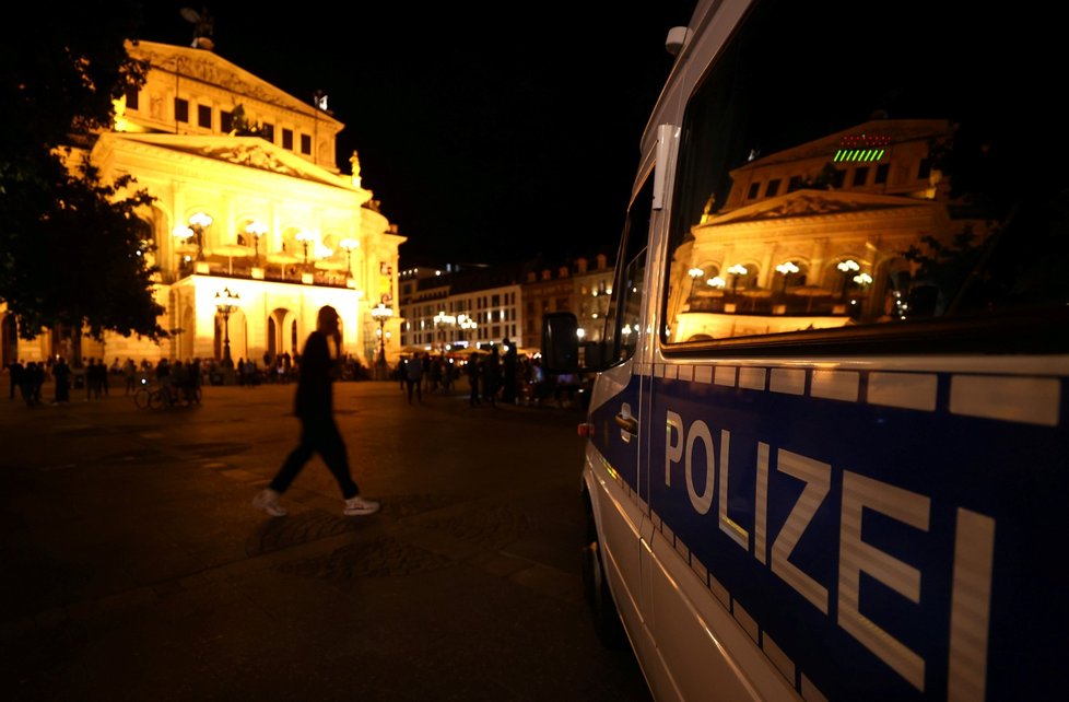 Koronavirus ve Frankfurtu: Ozbrojenci dozorují u místní opery na párty, aby se nezvrhla a nedocházelo při ní k porušování bezpečnostních opatření (25. 7. 2020).