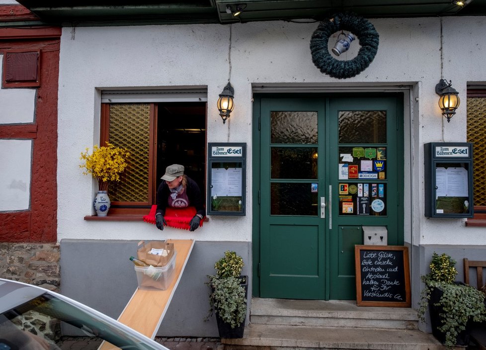 Restaurace ve Frankfurtu posílá objednávky zákazníkům po dřevěné rampě