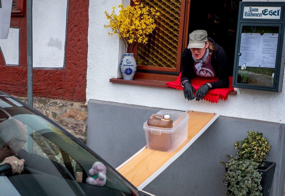 Restaurace ve Frankfurtu posílá objednávky zákazníkům po dřevěné rampě.