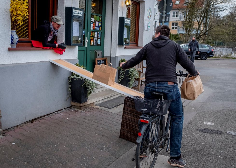 Restaurace ve Frankfurtu posílá objednávky zákazníkům po dřevěné rampě