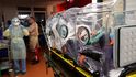 Zdravotníci pečují o nakaženého pacienta v německém městě Giessen.