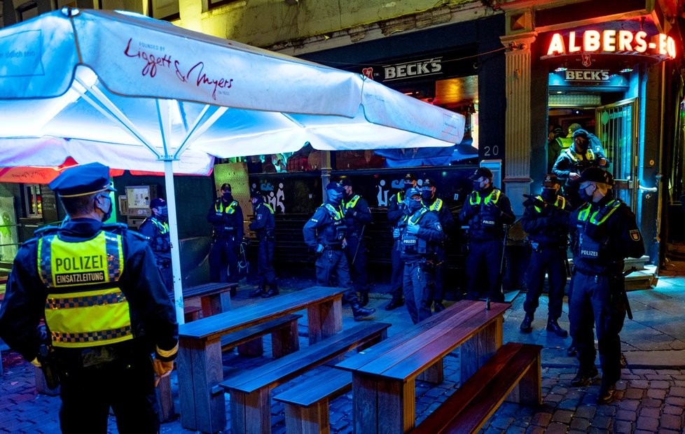 Policie v německém Hamburku kontroluje dodržování zavírací doby restaurací a barů.