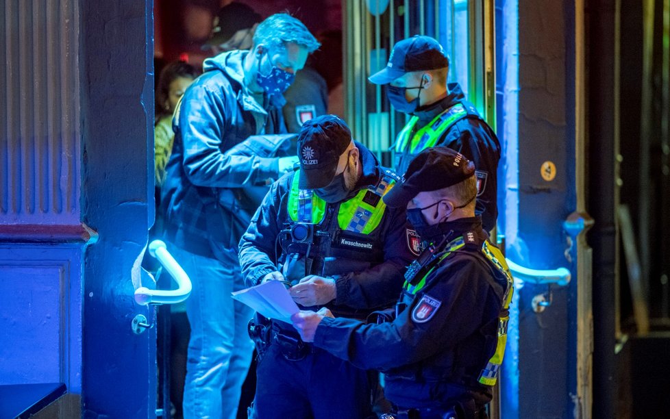 Policie v německém Hamburku kontroluje dodržování zavírací doby restaurací a barů.