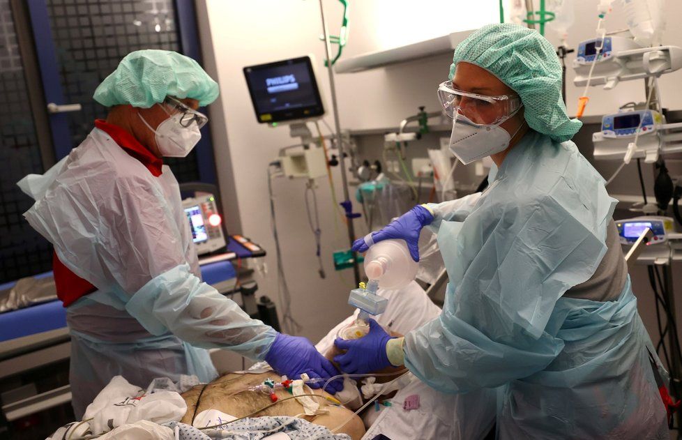 Zdravotníci pečují o nakaženého pacienta v německém městě Hanau.