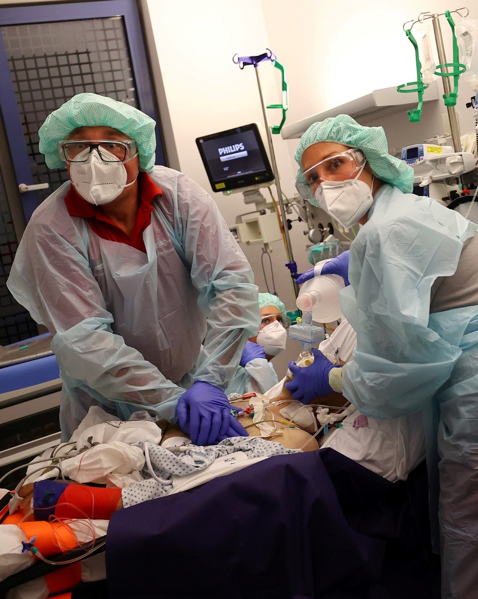 Zdravotníci pečují o nakaženého pacienta v německém městě Hanau.